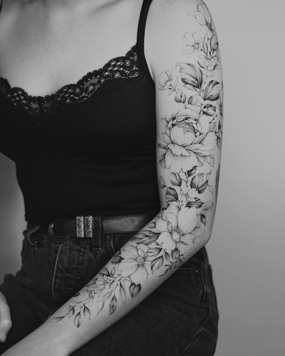 mulher com braço tatuado
